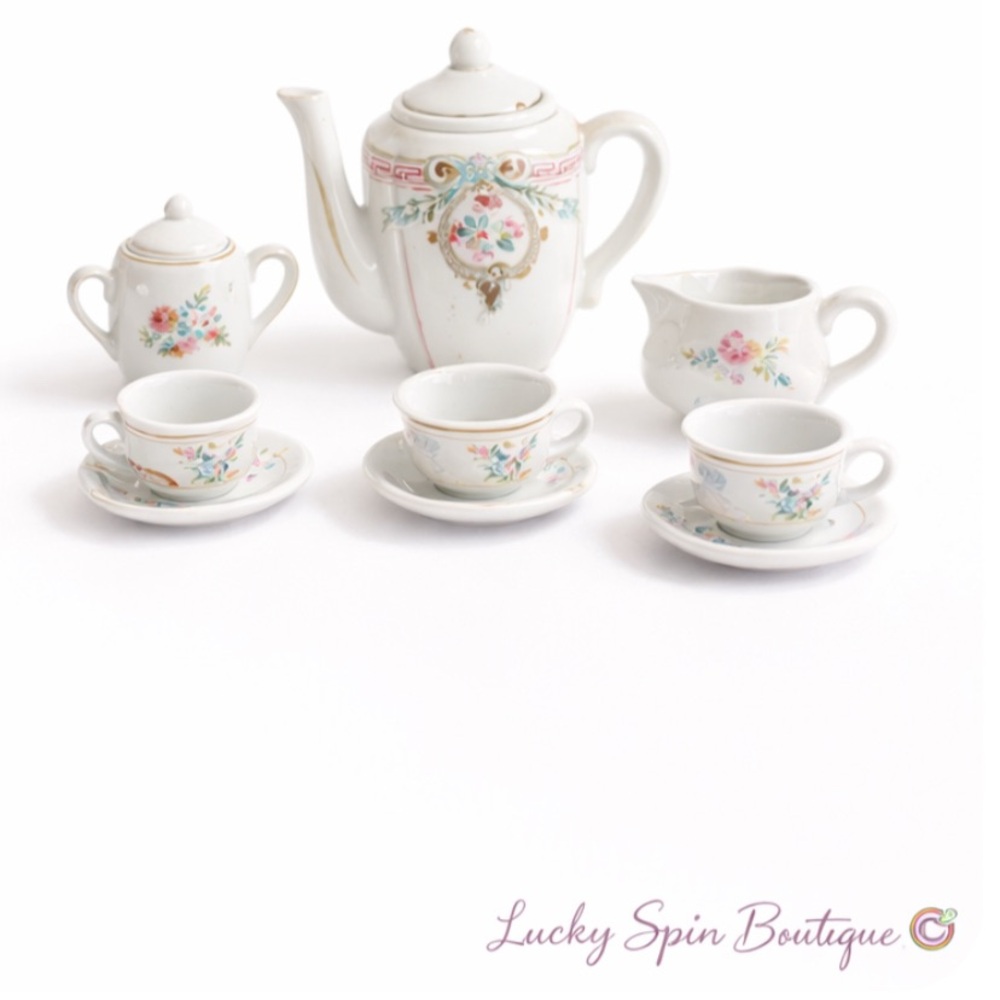 𝓥𝓲𝓷𝓽𝓪𝓰𝓮 𝓢𝓽𝓸𝓻𝔂𝓫𝓸𝓸𝓴 𝓓𝓸𝓵𝓵 𝓣𝓮𝓪 𝓢𝓮𝓽 𝓟𝓸𝓻𝓬𝓮𝓵𝓪𝓲𝓷 𝓜𝓲𝓷𝓲𝓪𝓽𝓾𝓻𝓮 𝓒𝓱𝓲𝓵𝓭𝓻𝓮𝓷’𝓼 𝓣𝓮𝓪 𝓟𝓪𝓻𝓽𝔂 𝓢𝓮𝓽 🧚✨ - Picture 2 of 2